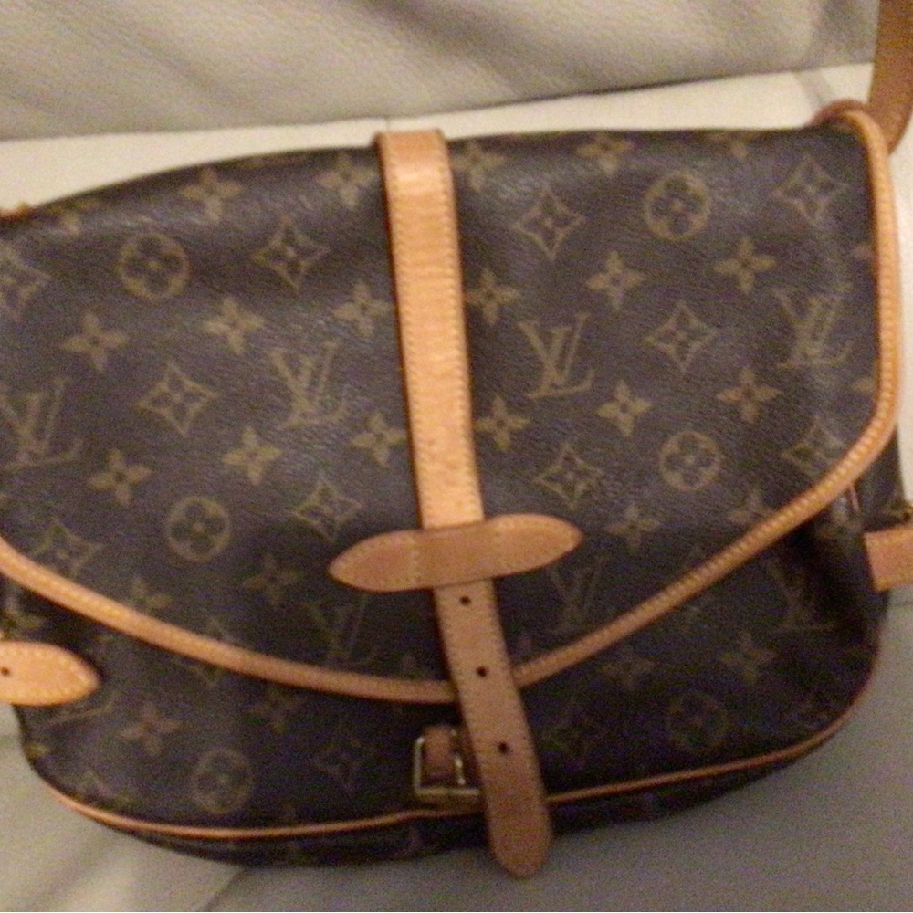Louis Vuitton Saumur 35 Messenger Bag - Picture 6 of 16